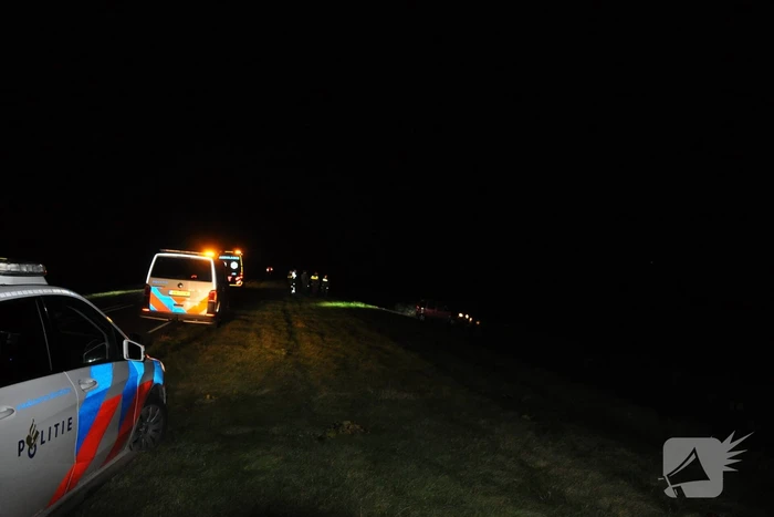 Dronken automobilist rijdt talud af