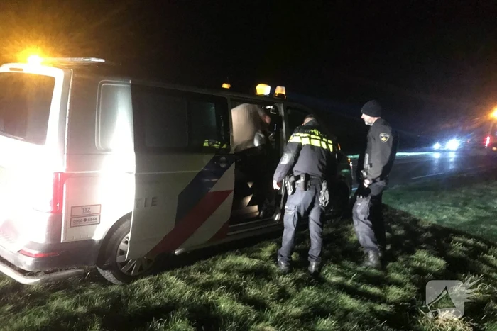 Dronken automobilist rijdt talud af
