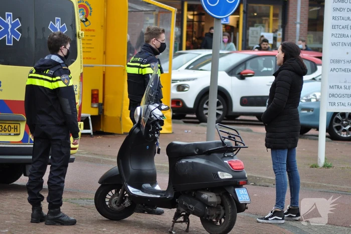 Jonge dame op scooter gaat onderuit