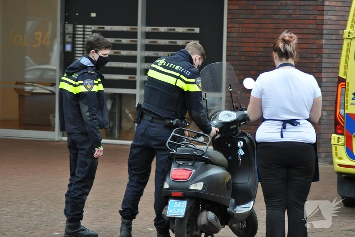 Jonge dame op scooter gaat onderuit