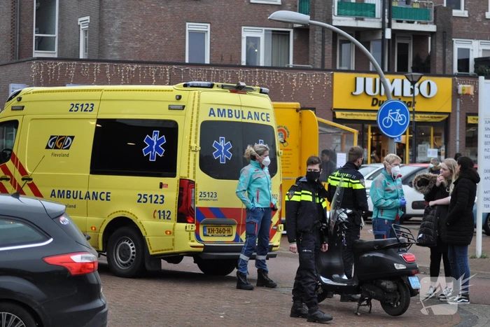 Jonge dame op scooter gaat onderuit