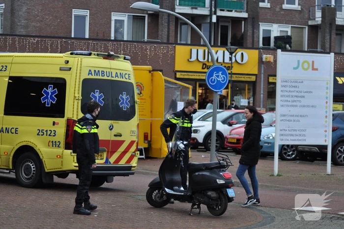 Jonge dame op scooter gaat onderuit