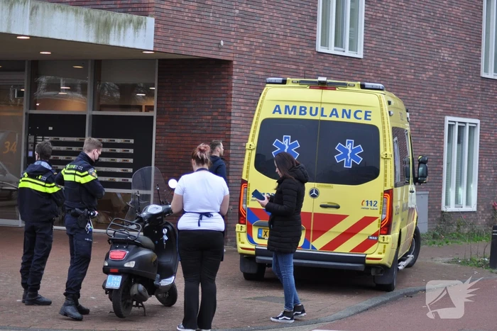 Jonge dame op scooter gaat onderuit