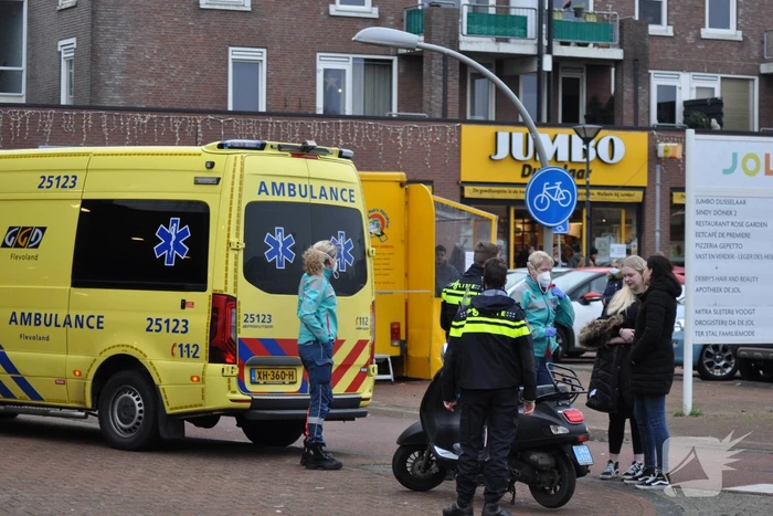 Jonge dame op scooter gaat onderuit