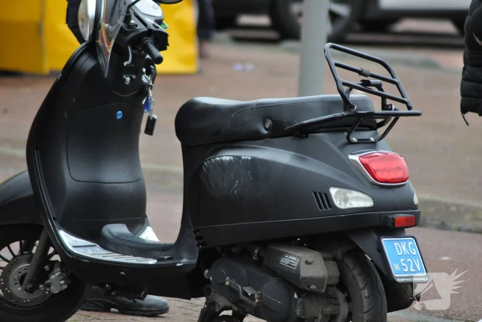 Jonge dame op scooter gaat onderuit