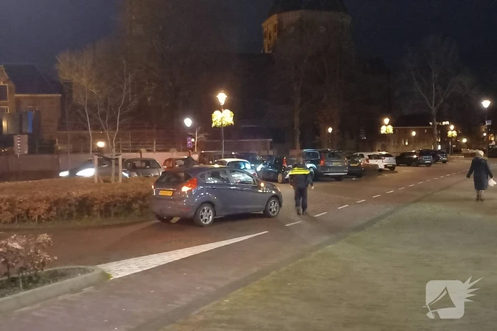 Vrouw op fiets aangereden op rotonde