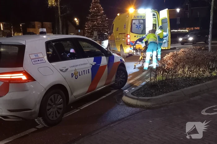 Vrouw op fiets aangereden op rotonde
