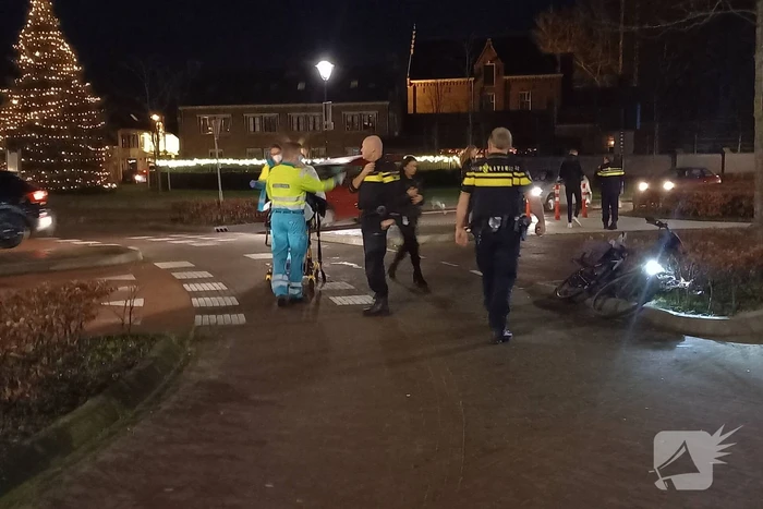 Vrouw op fiets aangereden op rotonde
