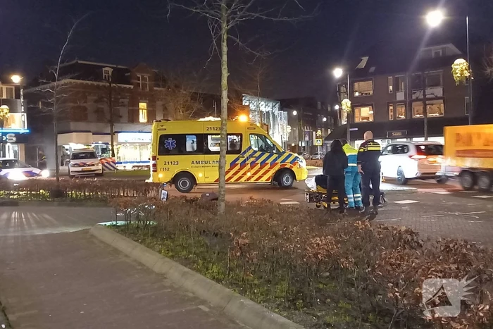 Vrouw op fiets aangereden op rotonde