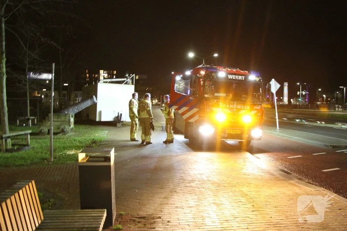 Brandweer blust met twee emmers water