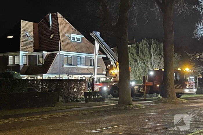 Brandweer blust brand in schoorsteen