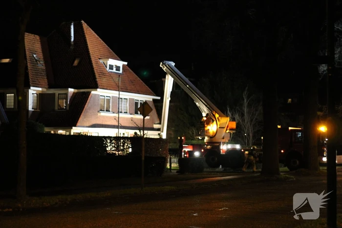 Brandweer blust brand in schoorsteen