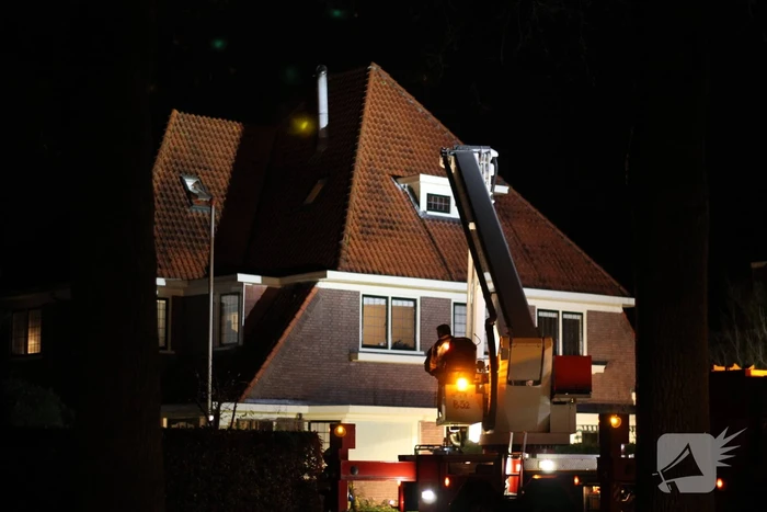 Brandweer blust brand in schoorsteen