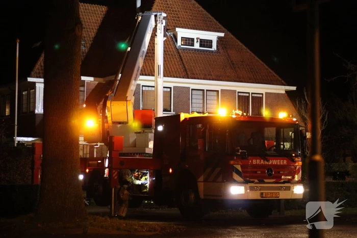 Brandweer blust brand in schoorsteen
