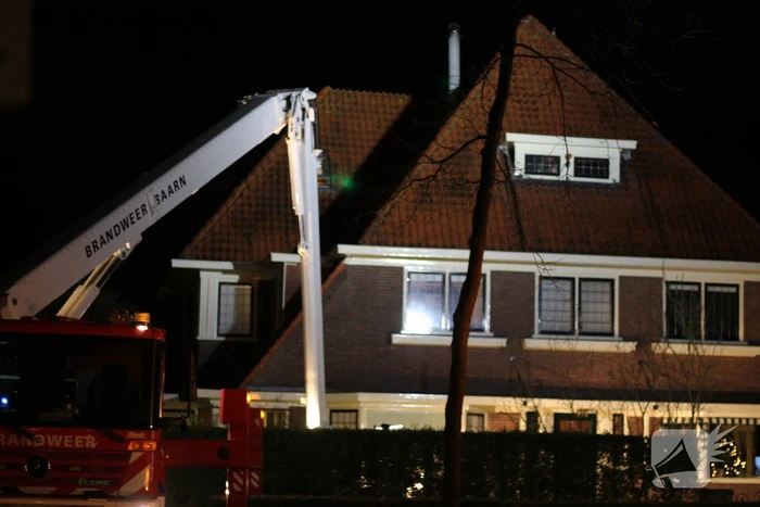Brandweer blust brand in schoorsteen