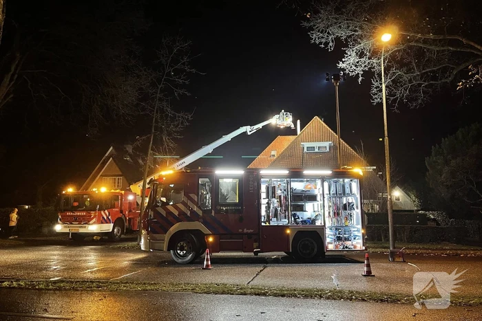 Brandweer blust brand in schoorsteen