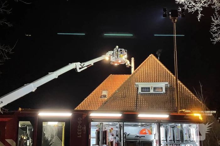 Brandweer blust brand in schoorsteen