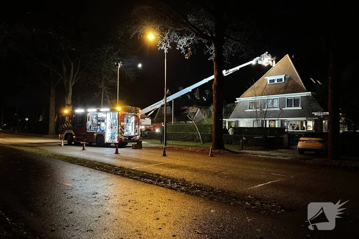 Brandweer blust brand in schoorsteen