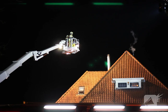 Brandweer blust brand in schoorsteen