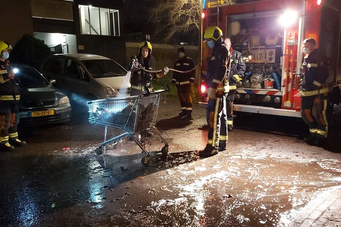 Brandend afval in winkelkar geblust
