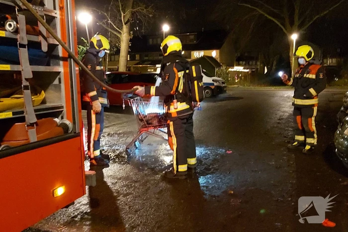 Brandend afval in winkelkar geblust