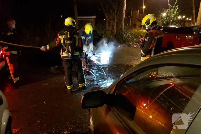 Brandend afval in winkelkar geblust