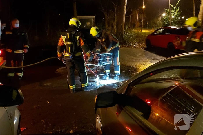 Brandend afval in winkelkar geblust