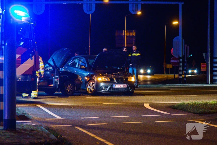 Persoon gewond bij botsing tussen twee auto's