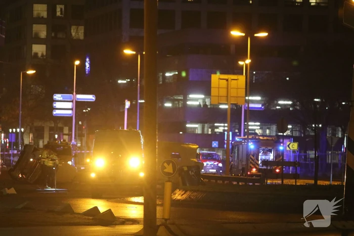 Auto knalt tegen gaskast en belandt op zijn kant
