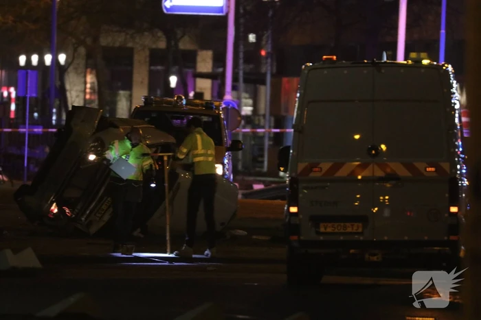 Auto knalt tegen gaskast en belandt op zijn kant