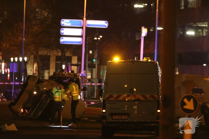 Auto knalt tegen gaskast en belandt op zijn kant