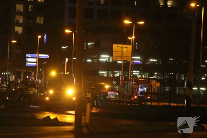 Auto knalt tegen gaskast en belandt op zijn kant