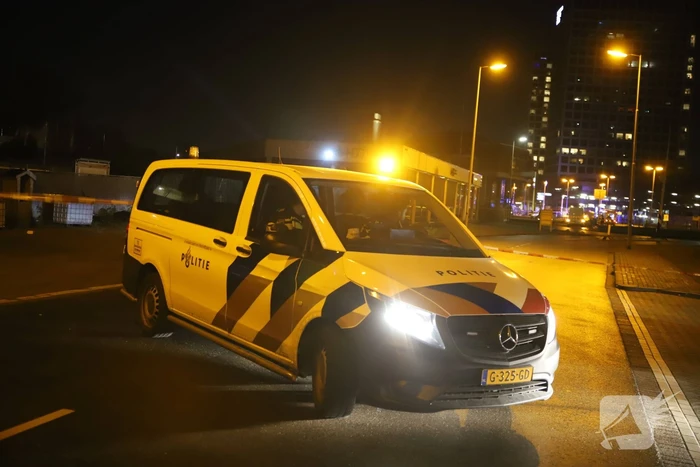 Auto knalt tegen gaskast en belandt op zijn kant