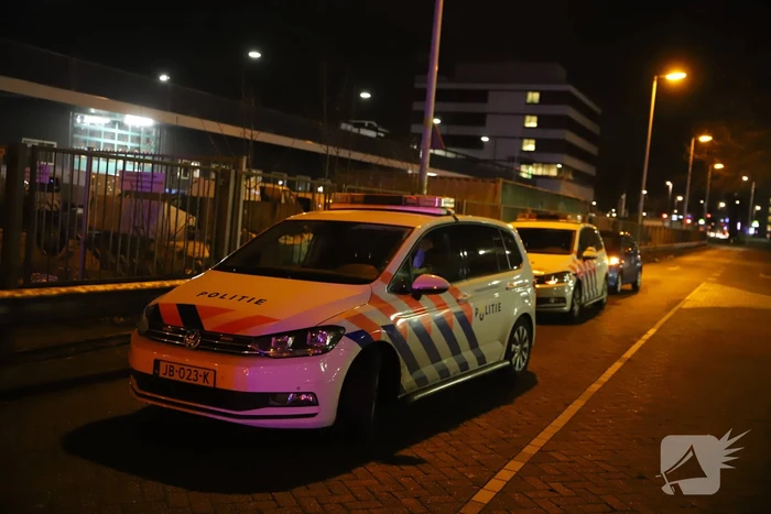 Auto knalt tegen gaskast en belandt op zijn kant