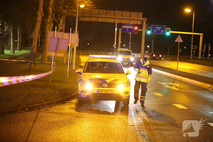Auto knalt tegen gaskast en belandt op zijn kant