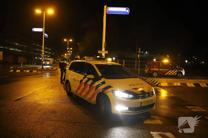 Auto knalt tegen gaskast en belandt op zijn kant
