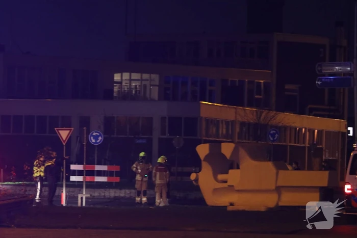 Auto knalt tegen gaskast en belandt op zijn kant