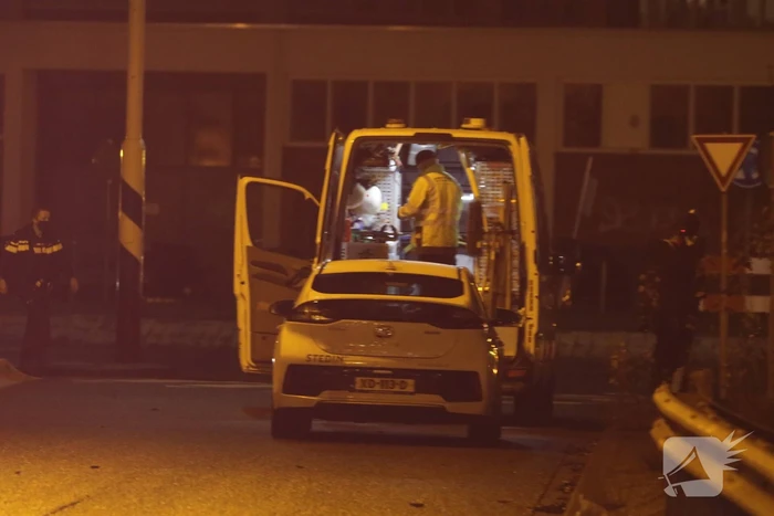 Auto knalt tegen gaskast en belandt op zijn kant