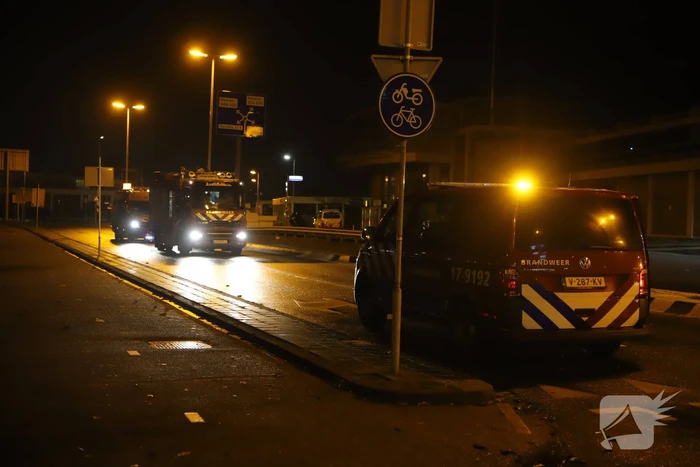 Auto knalt tegen gaskast en belandt op zijn kant