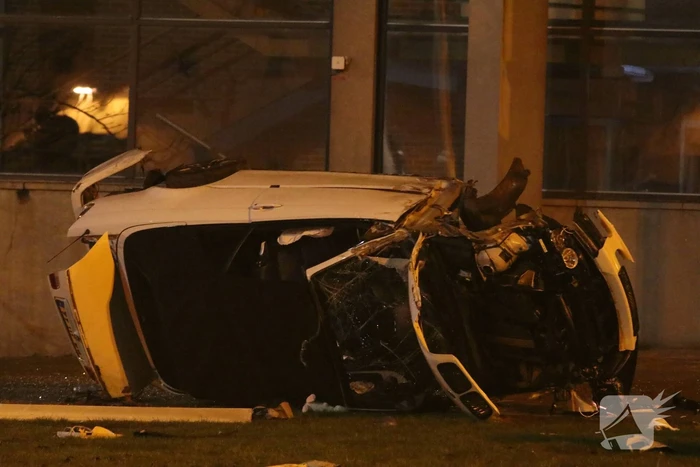 Auto knalt tegen gaskast en belandt op zijn kant