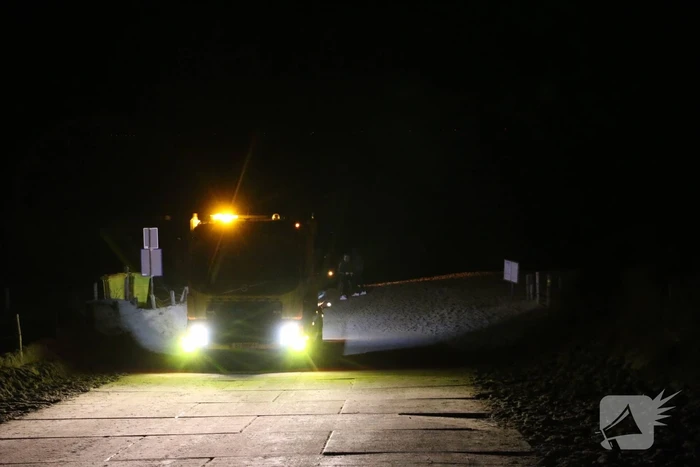 Automobilist rijdt auto vast op strand
