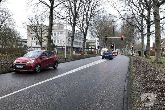 Overstekende fietser aangereden door auto