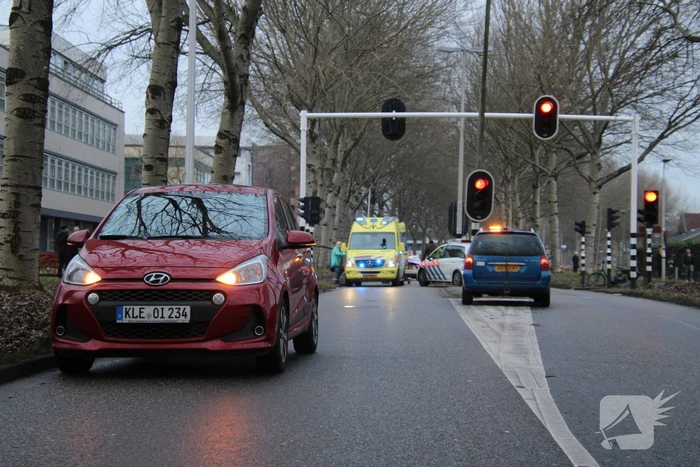 Overstekende fietser aangereden door auto