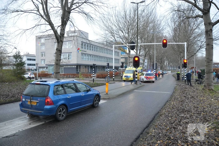 Overstekende fietser aangereden door auto