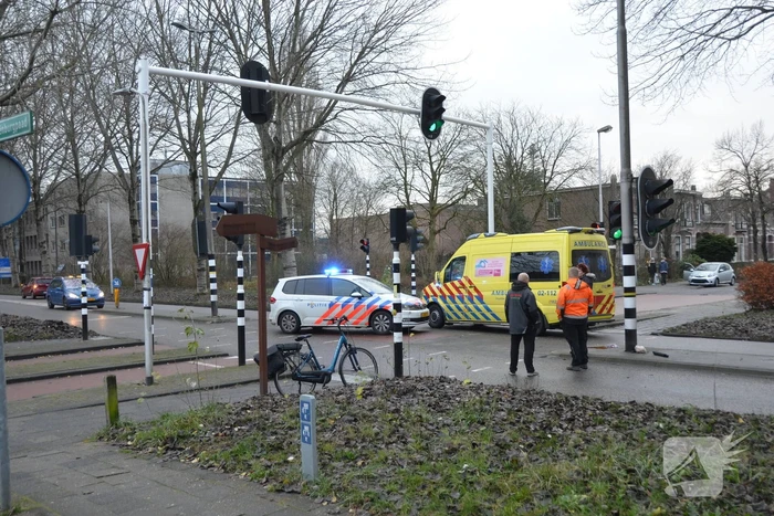 Overstekende fietser aangereden door auto