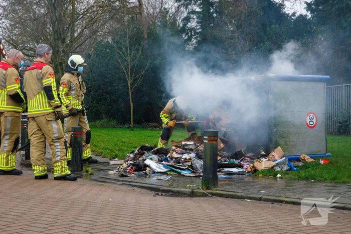 Papiercontainer in brand