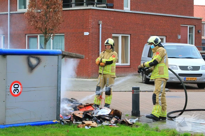Papiercontainer in brand