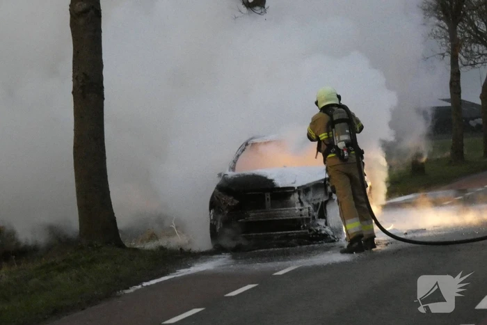 Auto vliegt onder het rijden in brand