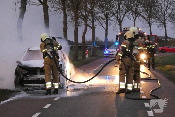 Auto vliegt onder het rijden in brand