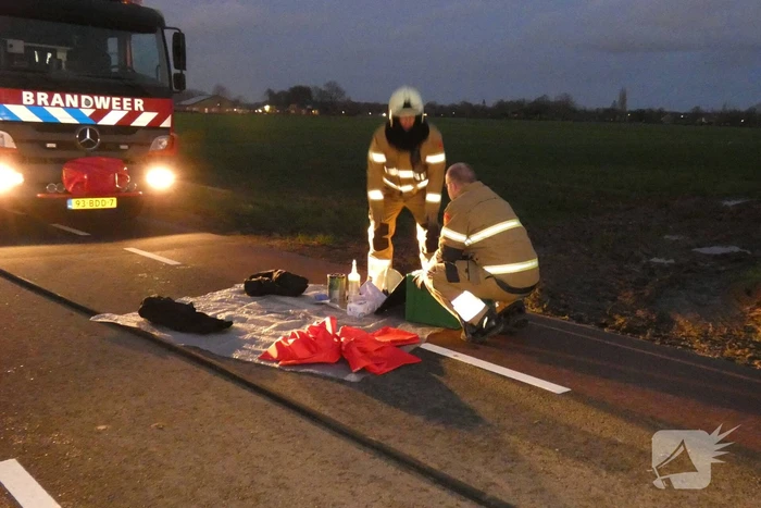 Auto vliegt onder het rijden in brand